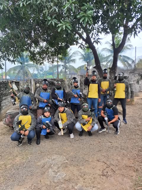 Equipe reunida depois de uma partida de airsoft