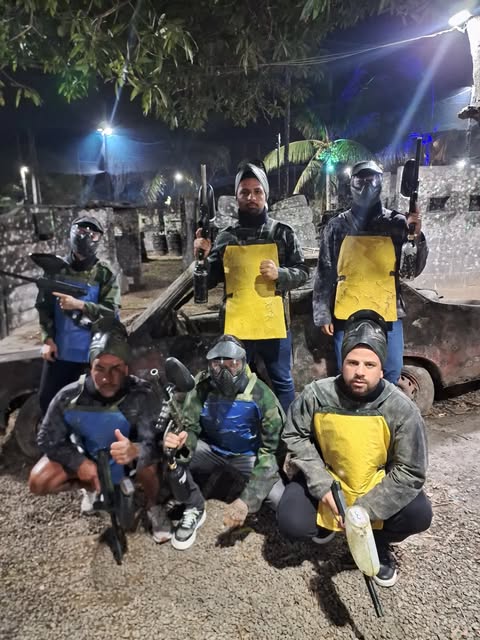 Grupo equipado para partida noturna de paintball