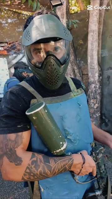 Jogador com máscara e equipamento de paintball